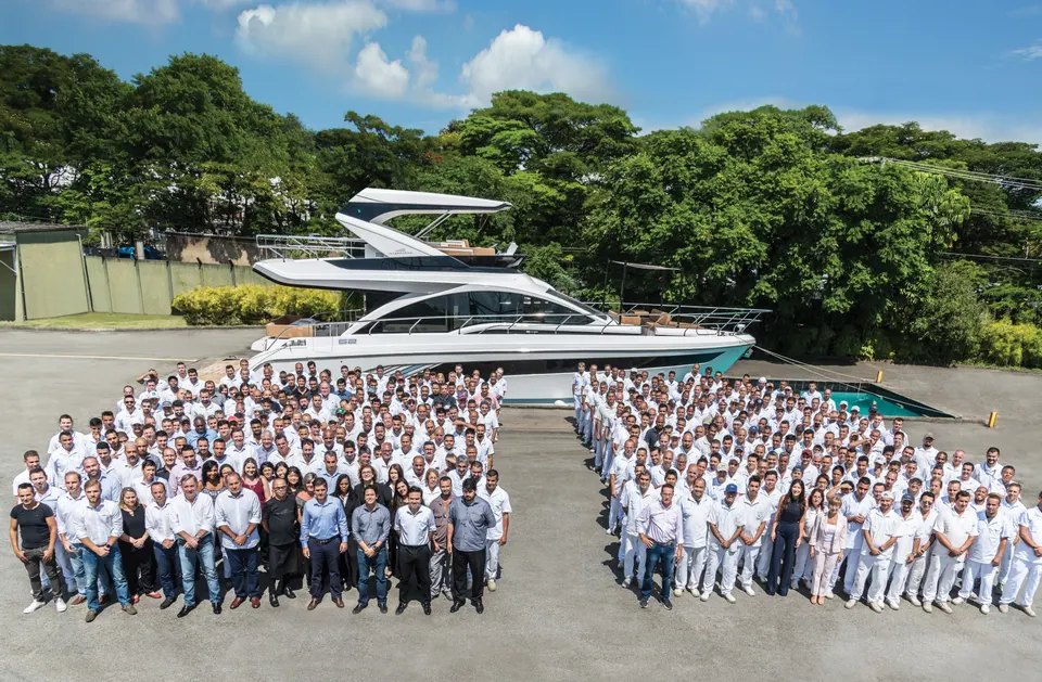 O time inteiro da Intermarine reunido no pátio do estaleiro, em frente a um barco pronto