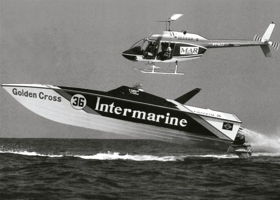 A Intermarine de competição em prova, acompanhada pelo helicóptero de apoio — fotografia de arquivo do estaleiro