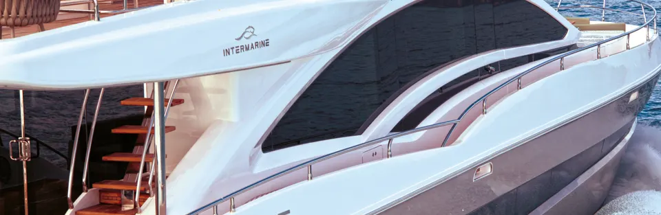 O costado acabado de uma Intermarine, com o logotipo aplicado sobre o casco e o convés ao fundo